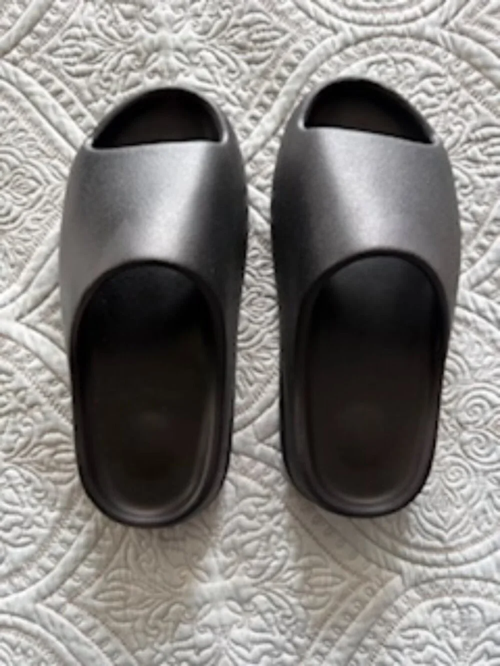 Yeezy sandals size 8 in black - Picture 2 of 5